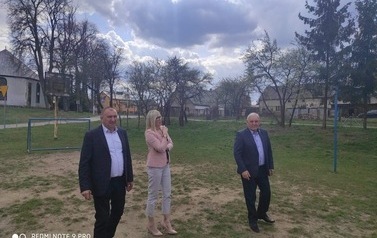 Podpisanie um&oacute;w - sala Żabinek i przebudowa plac&oacute;w zabaw 1