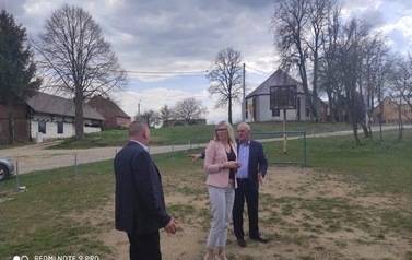 Podpisanie um&oacute;w - sala Żabinek i przebudowa plac&oacute;w zabaw 2