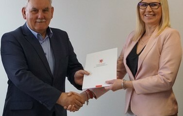 Podpisanie um&oacute;w - sala Żabinek i przebudowa plac&oacute;w zabaw 3