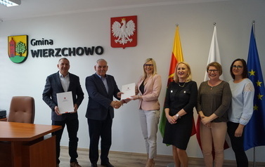Podpisanie um&oacute;w - sala Żabinek i przebudowa plac&oacute;w zabaw 4