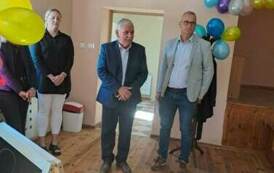 W&oacute;jt gminy wierzchowo wraz z Kierownikiem GOPS w Wierzchowie podczas  otwarcia Plac&oacute;wki Wsparcia Dziennego w Osieku Drawskim
