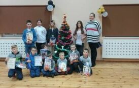 Zdjęcie grupowe dzieci wraz z nagrodami