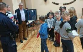 Wręczenie nagr&oacute;d dzieciom