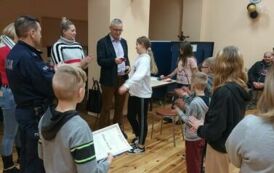 Kierownik GOPS wreczający nagrodę