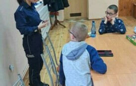 Strażnik rozmawiający z Dziećmi przy stole