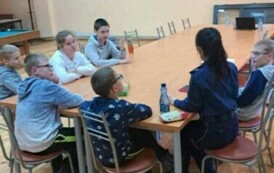 Strażnik rozmawiający z Dziećmi przy stole