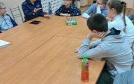 Strażnik rozmawiający z Dziećmi przy stole