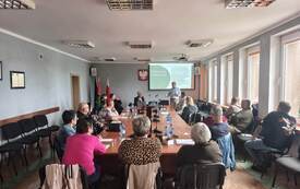 Zdjęcie przedstawia grupe ludzi biorącą udział w szkoleniu