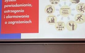 Zdjęcie przedstawia grupe ludzi biorącą udział w szkoleniu