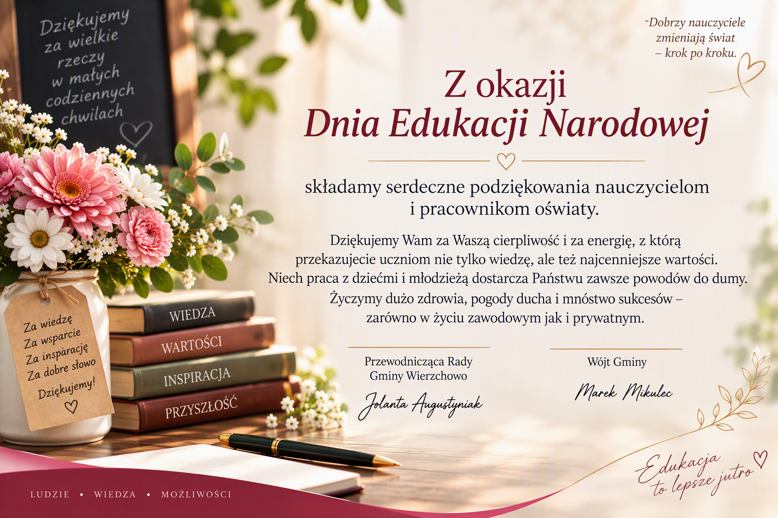 Grafika z&nbsp;okazji Dnia Edukacji Narodowej z&nbsp;bukietem r&oacute;żowych i&nbsp;białych kwiat&oacute;w, książkami i&nbsp;pi&oacute;rem. Na jasnym tle umieszczono podziękowania i&nbsp;życzenia dla nauczycieli oraz&nbsp;pracownik&oacute;w oświaty.