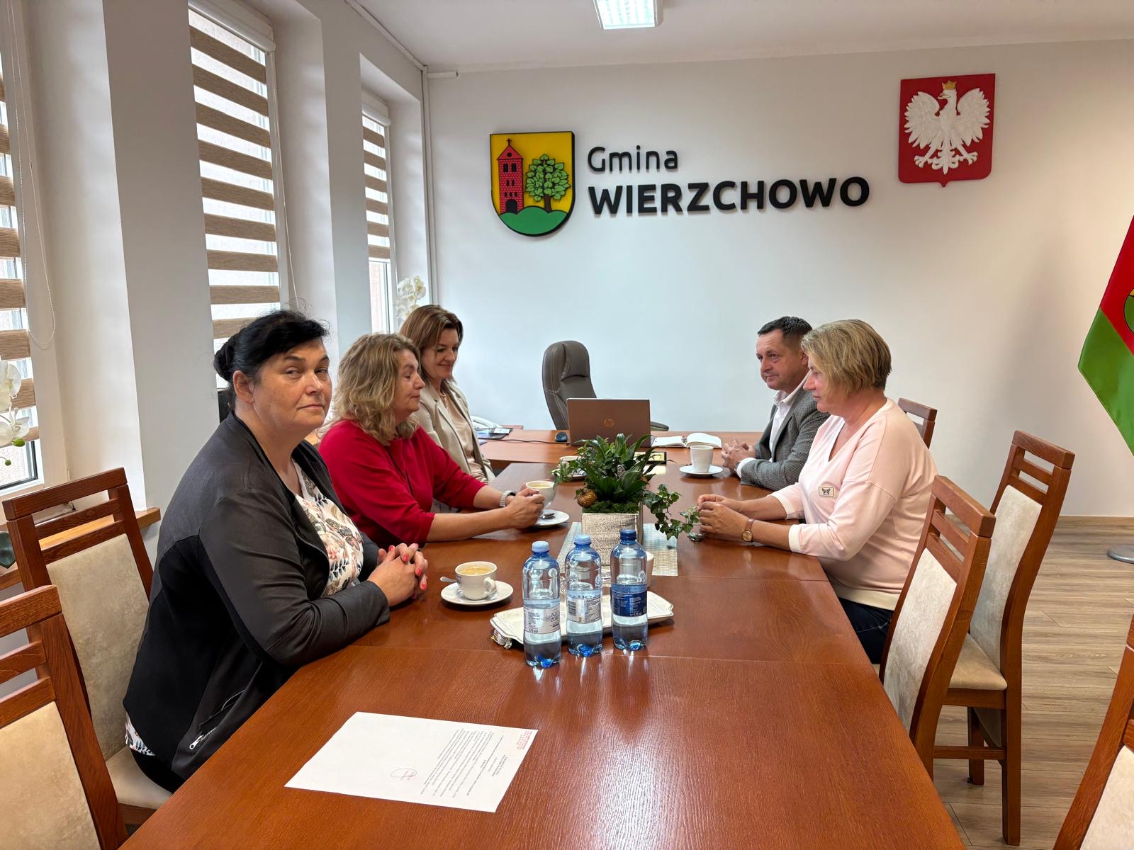 dyrektorzy plac&oacute;wek oświatowych na&nbsp;spotkaniu u w&oacute;jta