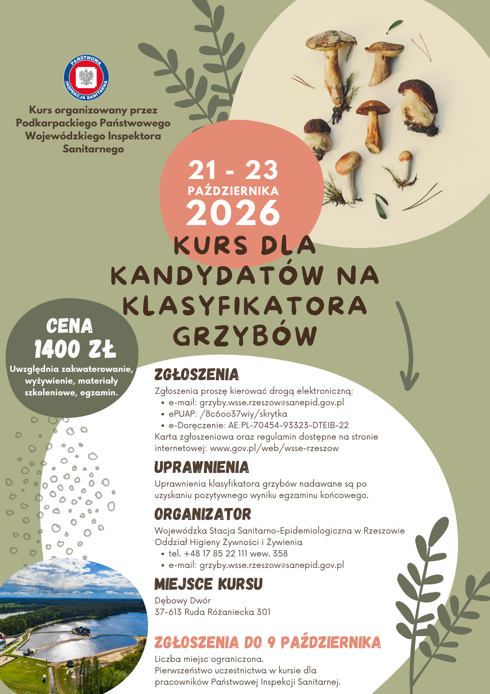 Plakat informacyjny o&nbsp;kursie dla kandydat&oacute;w na&nbsp;klasyfikatora grzyb&oacute;w organizowanym przez Podkarpackiego Państwowego Wojew&oacute;dzkiego Inspektora Sanitarnego. W centralnej części znajduje się informacja o&nbsp;terminie kursu: 21-23 października 2026 r. oraz&nbsp;tytuł &bdquo;Kurs dla kandydat&oacute;w na&nbsp;klasyfikatora grzyb&oacute;w&rdquo;. Po prawej u g&oacute;ry widoczne są fotografie kilku gatunk&oacute;w grzyb&oacute;w na&nbsp;jasnym tle. Po lewej stronie umieszczono informację o&nbsp;cenie: 1400 zł, obejmującej zakwaterowanie, wyżywienie, materiały szkoleniowe i&nbsp;egzamin. W dolnej części znajdują się szczeg&oacute;ły dotyczące zgłoszeń, uprawnień, organizatora oraz&nbsp;miejsca kursu: Dębowy Dw&oacute;r, Ruda R&oacute;żaniecka 301. Na dole widnieje informacja &bdquo;Zgłoszenia do 9 października&rdquo;. Tło plakatu jest w&nbsp;odcieniach zieleni z&nbsp;dekoracyjnymi motywami roślinnymi oraz&nbsp;zdjęciem obiektu nad zbiornikiem wodnym w&nbsp;lewym dolnym rogu.