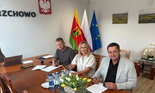 Zdjęcie do Modernizacja dachu sali gimnastycznej w SP Wierzchowo &ndash; podpisano umowę