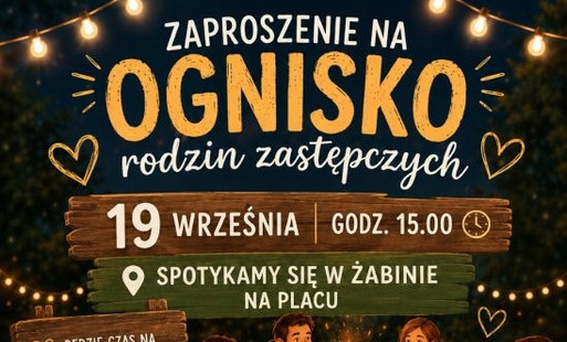 Plakat promujący spotkanie integracyjne dla rodzin zastępczych. W centralnej części widoczna jest ilustracja grupy osób siedzących wokół płonącego ogniska na świeżym powietrzu. U góry znajduje się napis: „Zaproszenie na ognisko rodzin zastępczych”. Wydarz